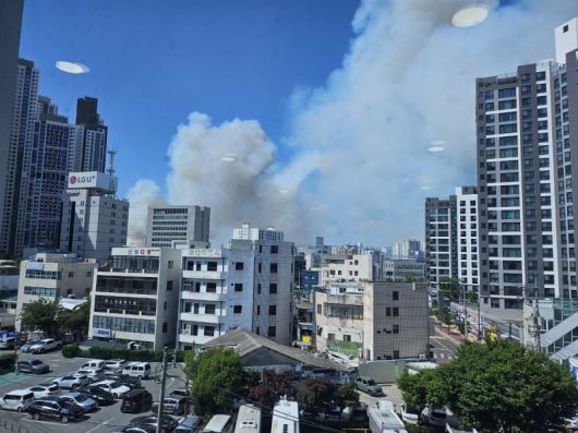 (대구=뉴스1) = 28일 오후 2시 1분쯤 대구 북구 노곡동 함지산에 불이 나 연기가 중구 동인동 중구청사에서 보이고 있다. 2025.4.28/뉴스1 /사진=뉴스1화상