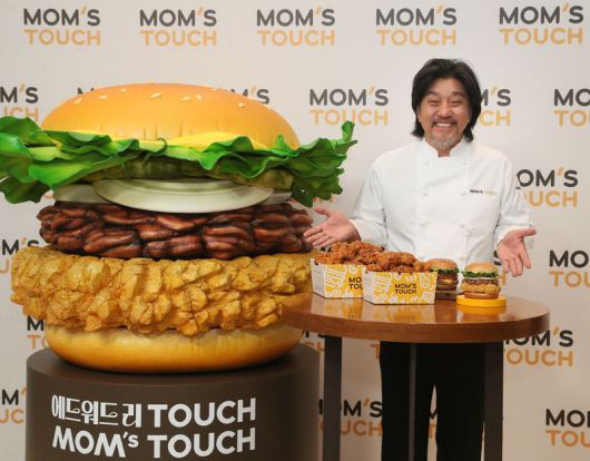 맘스터치 에드워드 리 제품을 홍보하고 있는 에드워드 리 셰프. 맘스터치 제공