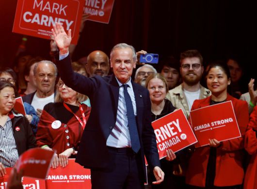 캐나다의 마크 카니 총리가 29일(현지시간) 캐나다 오타와의 자유당 본부에서 지지자들에게 손을 흔들고 있다.로이터연합뉴스