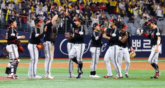 고척스카이돔에서 열린 프로야구 2025 KBO리그 LG 트윈스 대 키움 히어로즈의 경기, LG가 키움에게 7대3 승리 후 LG 선수들이 기쁨을 나누고 있다.뉴시스