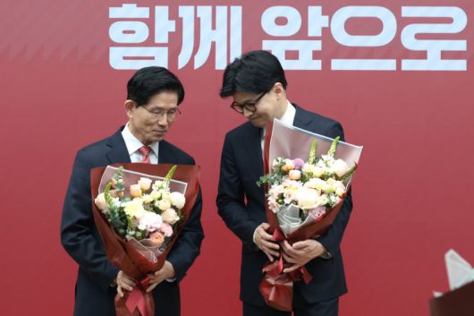 국민의힘 2차 경선 결선에 진출한 김문수, 한동훈(오른쪽) 후보가 29일 오후 서울 여의도 중앙당사에서 열린 제21대 대통령후보자 선출을 위한 3차 경선 진출자 발표에서 꽃다발을 들고 기념촬영을 하고 있다. /사진=뉴시스화상