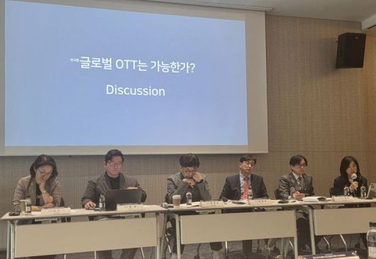 김윤지 한국수출입은행 연구위원, 김헌 한양대학교 교수, 조영신 미디어산업평론가, 정재민 KAIST 교수(한국방송학회 부회장), 노창희 디지털산업정책연구소 소장, 오하영 한국문화관광연구원 박사(왼쪽부터)가 29일 서울 남대문 그랜드센트럴 오디토리움에서 개최된 세미나에서 종합토론을 벌이고 있다. 사진=구자윤 기자