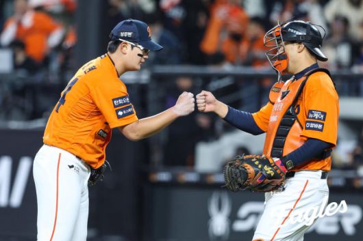 프로야구 한화 이글스 김서현(왼쪽)이 지난 8일 대전 한화생명볼파크에서 열린 2025 신한 쏠뱅크 KBO리그 KIA 타이거즈와의 경기를 승리로 마친 뒤 이재원과 세리머니를 펼치고 있다.뉴시스