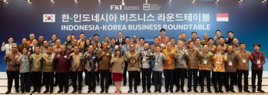 신동빈 롯데그룹 회장을 비롯한 한-인니 주요 관계자들이 28일 인도네시아 자카르타 랭햄 호텔에서 열린 '한-인도네시아 비즈니스 라운드테이블'에 참석해 기념촬영을 하고 있다. 사진 앞줄 왼쪽 일곱번째부터 간디 술리스티얀토 전 주한인도네시아 대사, 체쳅 헤라완 주한인도네시아대사 내정자, 신타 캄타니 인니경총 (APINDO) 회장, 토도투아 파사리부 투자부 차관, 신동빈 롯데그룹 회장, 박수덕 주인도네시아한국대사대리, 김창범 한경협 부회장, 성김 현대차 사장. 한국경제인협회