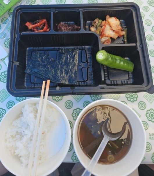 충북 장애인도민체전이 개막한 24일 선수단에 제공된 12000원짜리 부실 도시락.