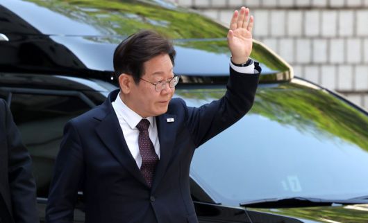 이재명 더불어민주당 제21대 대통령 선거 후보가 29일 오전 서울 서초구 서울중앙지방법원에서 '대장동 배임 및 성남FC 뇌물 의혹' 혐의와 관련 공판에 출석하며 지지자를 향해 손을 흔들고 있다. 2025.04.29. /사진=뉴시스