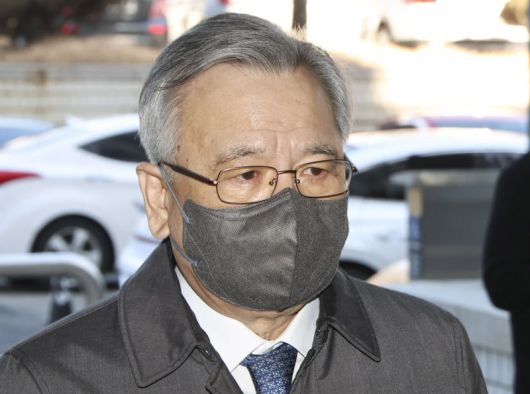 '대장동 사건'과 관련해 민간업자들에게 청탁을 대가로 금품을 수수한 혐의로 재판에 넘겨진 박영수 전 특별검사가 지난 2월 13일 오전 서울 서초구 서울중앙지법에서 열린 '특정경제범죄가중처벌등에관한법률위반(수재 등)' 혐의 1심 선고공판에 출석하고 있다. /사진=뉴스1