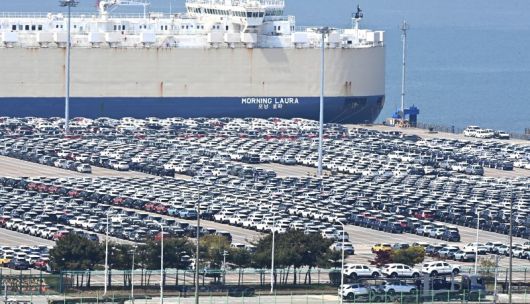 지난 29일 경기 평택항 자동차 전용부두에 선적을 기다리는 수출용 차량이 세워져 있다. 뉴시스