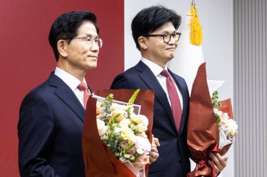 김문수, 한동훈(오른쪽) 국민의힘 대선 경선 후보가 지난 29일 오후 서울 여의도 중앙당사에서 열린 제21대 대통령후보자 선출을 위한 3차 경선 진출자 발표에서 결과 발표 후 꽃다발을 들고 기념촬영을 하고 있다. 국회사진기자단