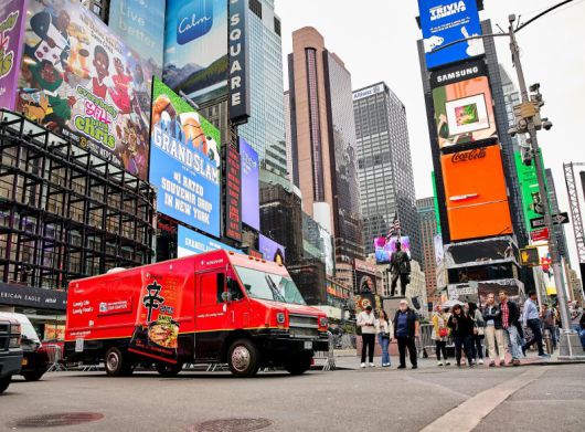 미국 뉴욕 최대 번화가인 타임스퀘어에 등장한 농심 신라면 푸드트럭. 농심 제공                                    농심 스낵 메론킥(왼쪽)과 바나나킥. 농심 제공                                    이병학 농심 대표이사. 농심 제공