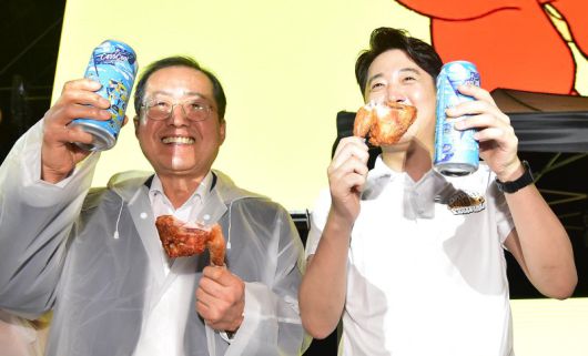 [대구=뉴시스] 이무열 기자 = 홍준표 대구시장과 이준석 전 국민의힘 당대표가 30일 오후 대구 달서구 두류야구장에서 열린 '2023 대구 치맥 페스티벌'을 찾아 맥주와 치킨을 먹으며 축제를 즐기고 있다. 2023.08.30. lmy@newsis.com /사진=뉴시스