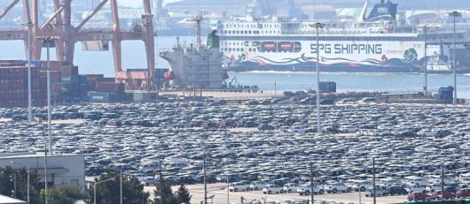 지난 29일 경기 평택항 자동차 전용부두에 선적을 기다리는 수출용 차량이 세워져 있다. 뉴시스