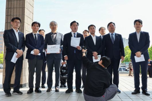 더불어민주당 전정권정치탄압대책위원회 소속 의원들과 문재인 전 대통령 변호인단이 30일 고위공직자범죄수사처(공수처)에서 이창수 중앙지검장 등 전주지검 수사 관계자에 대한 문 전 대통령의 고발장 제출에 앞서 기자회견을 하고 있다. /사진=뉴스1