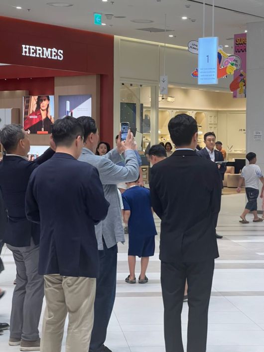 신동빈 롯데그룹 회장(가운데)이 30일 베트남 하노이에 위치한 '롯데몰 웨스트레이크 하노이'를 둘러보던 중 휴대폰을 들고 내부 사진을 촬영하고 있다. 사진=김준석 기자