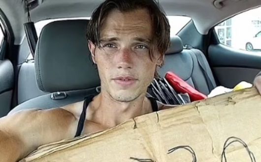 미국 캘리포니아의 한 거리에서 구걸을 하다 잘생긴 얼굴로 화제가 된 남성. 출처=데일리메일