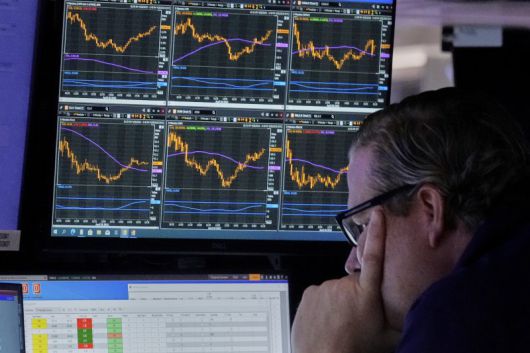 뉴욕 증시가 4월 30일(현지시간) 미국의 1분기 마이너스(-) 성장 악재 속에서도 다우존스산업평균과 스탠더드앤드푸어스(S&P)500이 7거래일 연속 상승하는 순조로운 흐름을 보였다. 이날 뉴욕 뉴욕증권거래소(NYSE)에서 한 스페셜리스트가 모니터를 보고 있다. AP 뉴시스