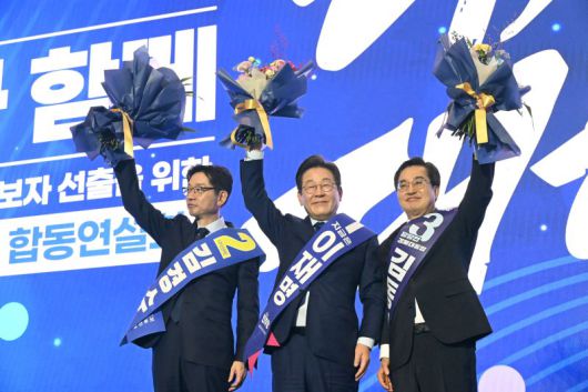 21대 대선 더불어민주당 후보로 선출된 이재명 후보가 27일 경기 고양시 킨텍스에서 열린 수도권·강원·제주 합동연설회에서 김경수,김동연 경선 후보와 함께 인사하고 있다..뉴스1