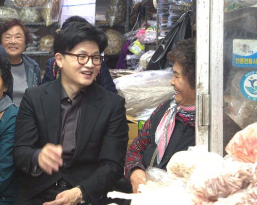 (안동=뉴스1) 신성훈 기자 = 한동훈 국민의힘 대선 경선 후보가 1일 오전 경북 안동 중앙 신시장을 방문해 시민들과 대화를 나누고 있다. 2025.5.1/뉴스1 /사진=뉴스1화상