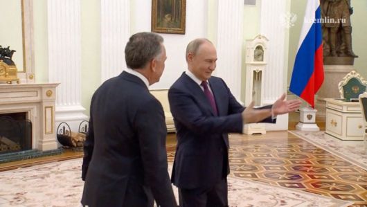 러시아의 블라디미르 푸틴 대통령(오른쪽)이 지난달 25일 러시아 모스크바를 방문한 스티브 위트코프 미국 중동 특사와 대화하고 있다.로이터연합뉴스