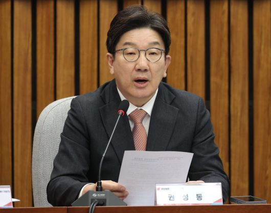 국민의힘 권성동 원내대표가 1일 국회에서 열린 SK텔레콤 소비자 권익 및 개인정보보호를 위한 긴급 간담회에서 발언하고 있다. 연합뉴스