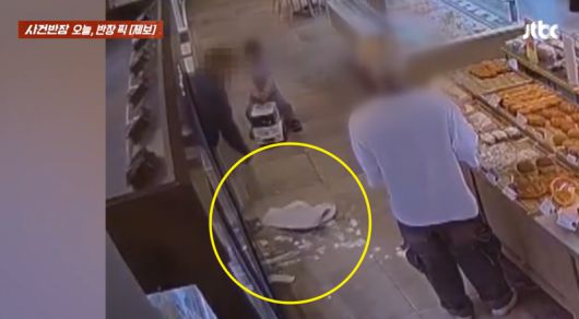 지난 27일 경기 파주 소재의 한 프랜차이즈 빵집을 찾은 남성이 케이크 환불을 거절당하자 케이크를 바닥에 던지는 등 난동을 부리고 있다./사진=JTBC '사건반장' 캡처