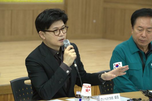 한동훈 국민의힘 대선 경선 후보가 1일 오전 경북 안동시 농업인회관에서 열린 '안동 산불 피해 대책 위원회'간담회에서 발언을 하고 있다. 2뉴스1