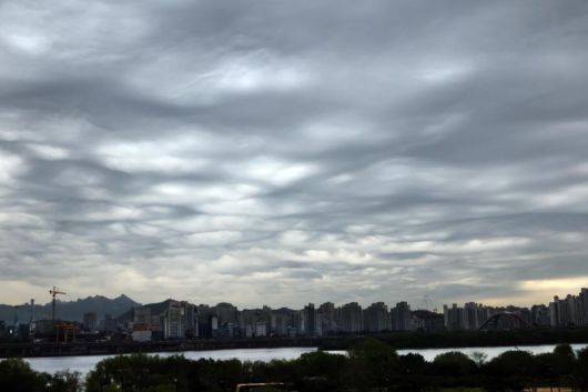 1일 서울 여의도 하늘에 ‘거친물결구름’이 나타나 있다. 사진=박범준 기자