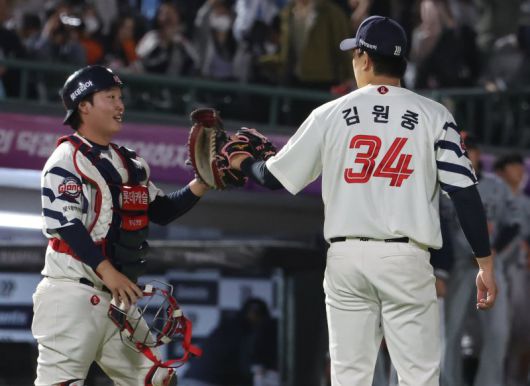 부산 사직야구장에서 열린 프로야구 2025 신한 SOL 뱅크 KBO리그 한화 이글스와 롯데 자이언츠의 경기. 롯데 마무리 김원중이 9회 한화 플로리얼을 삼진 아웃 시키고 포수와 기쁨을 나누고 있다.연합뉴스