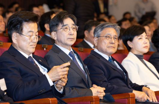 유종일, 허민 성장과 통합 상임공동대표가 16일 오전 서울 여의도 국회도서관에서 열린 성장과 통합 출범식에서 영상물을 시청하고 있다. 2025.4.16/뉴스1 ⓒ News1 이재명 기자 /사진=뉴스1