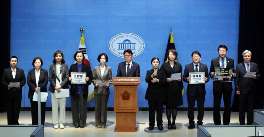 [서울=뉴시스] 조성봉 기자 = 황운하 조국혁신당 원내대표를 비롯한 의원들이 1일 오후 서울 여의도 국회 소통관에서 '공직선거법 위반' 관련 한덕수 대통령 권한대행 고발 기자회견을 하고 있다. 2025.05.01. suncho21@newsis.com <저작권자ⓒ 공감언론 뉴시스통신사. 무단전재-재배포 금지.> /사진=뉴시스화상