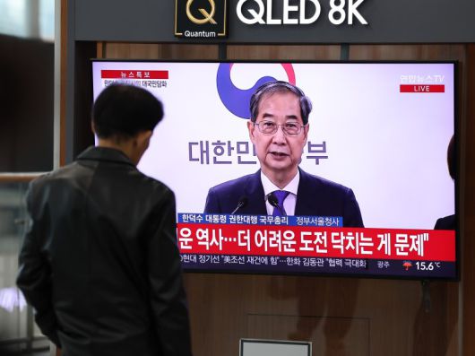 시민들이 1일 오후 서울역 대합실에서 한덕수 대통령 권한대행 국무총리의 대국민담화 생중계 영상을 시청하고 있다. 2025.5.1/뉴스1 ⓒ News1 박지혜 기자 /사진=뉴스1