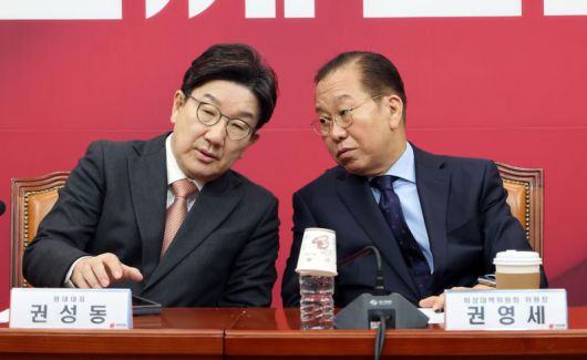 권영세 국민의힘 비상대책위원장과 권성동 원내대표가 1일 서울 여의도 국회에서 열린 비상대책위원회의에서 귀엣말을 하고 있다. 사진=박범준 기자