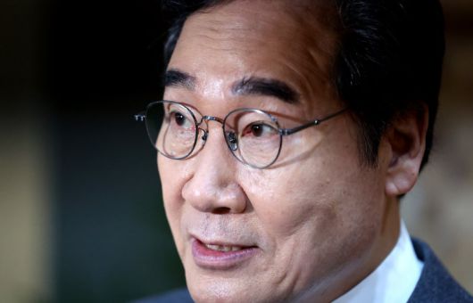 이낙연 전 국무총리가 지난달 18일 대구 중구 YMCA카페에서 열린 헌법개정 대구경북결의대회에 앞서 취재진 질문에 답하고 있다. 사진=뉴시스