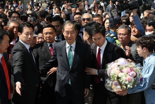 한덕수 전 국무총리가 2일 서울 여의도 국회 소통관에서 대통령 선거 출마 선언을 마친 뒤 이동하고 있다. /사진=연합뉴스