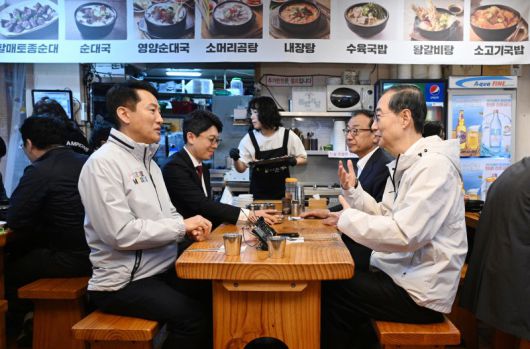 한덕수(오른쪽) 전 국무총리와 오세훈 서울시장이 2일 오후 서울 종로구의 식당에서 오찬 간담회를 갖고 있다. (공동취재) 뉴시스