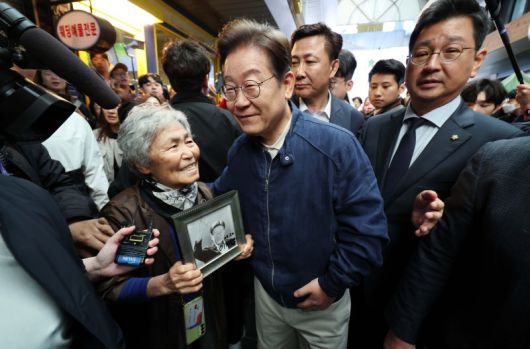 민심을 청취하는 '경청 투어'에 나선 이재명 더불어민주당 대선후보가 2일 오전 강원도 철원군 동송시외버스공용터미널 인근에서 주민을 만나 인사하고 있다. 사진=뉴시스                                    정청래 법제사법위원장이 2일 오후 서울 여의도 국회에서 열린 법제사법위원회 전체회의에서 안건을 상정하며 의사봉을 두드리고 있다. 사진=뉴스1