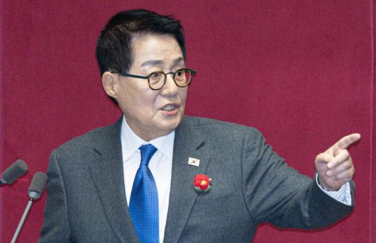 박지원 더불어민주당 의원이 13일 오후 서울 여의도 국회 본회의장에서 열린 제422회 국회(임시회) 제5차 본회의에서최상목 대통령 권한대행 부총리 겸 기획재정부 장관에게 경제 분야 대정부질문을 하던 중 국민의힘 의원들과 설전을 벌이고 있다. 2025.2.13/뉴스1 ⓒ News1 이재명 기자 /사진=뉴스1