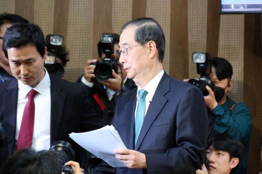 한덕수 전 국무총리가 2일 서울 여의도 국회 소통관에서 대통령 선거 출마를 선언한 후 회견장을 나서고 있다. 사진=서동일 기자