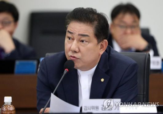 질의하는 김병기 의원 (서울=연합뉴스) 최재구 기자 = 더불어민주당 김병기 의원이 8일 서울 용산구 합동참모본부에서 열린 국회 국방위원회의 합동참모본부 등에 대한 국정감사에서 질의 하고 있다. 2019.10.8 jjaeck9@yna.co.kr (끝)