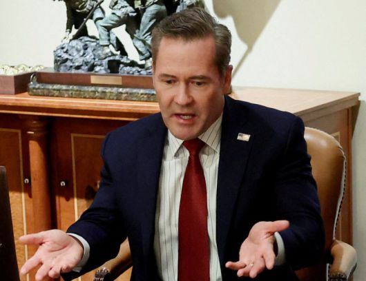 민간 메신저 애플리케이션 시그널에서 민간인 기자도 참여한 가운데 미군의 예멘 후티반군 공습 계획을 논의해 물의를 빚은 마이크 왈츠 백악관 국가 안보보좌관이 사퇴할 것이라고 외신들이 1일(현지시간) 보도했다. 도널드 트럼프 대통령은 시그널 스캔들이 터졌을 때에는 공개적으로 왈츠 해임을 거부했지만 내부적으로는 당시 이미 교체 결심을 한 것으로 알려졌다. 로이터 연합