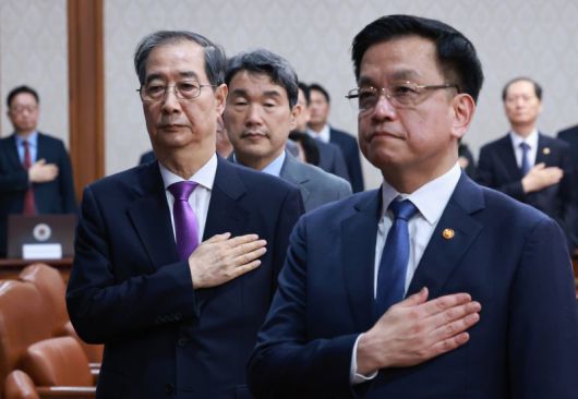 한덕수 대통령 권한대행 국무총리와 최상목 경제부총리 겸 기획재정부 장관 및 국무위원들이 지난달 25일 정부서울청사에서 열린 국무회의에서 국기에 대한 경례를 하고 있다. 사진=뉴시스