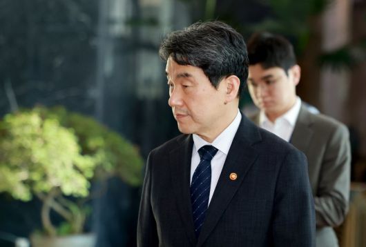 이주호 대통령 권한대행 부총리 겸 교육부 장관이 2일 서울 종로구 정부서울청사로 출근하고 있다. 대통령실통신사진기자단. /사진=뉴시스