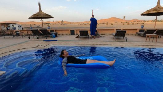 사막을 바라보며 물놀이가 가능한 핫산네. 사진=김태원(tan)