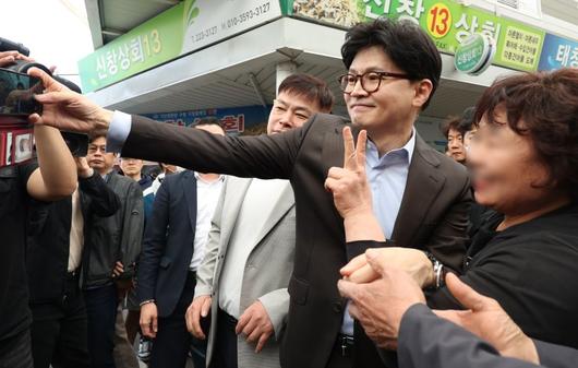 민의힘 한동훈 대선 경선 후보가 2일 경남 창원시 마산합포구 마산어시장을 지지자와 기념 촬영하고 있다.연합뉴스