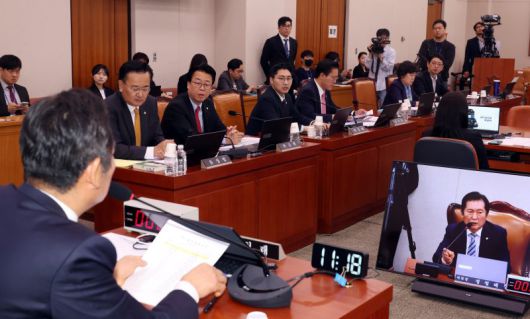 2일 오전 서울 여의도 국회에서 열린 법제사법위원회 전체회의에서 국민의힘 의원들이 정청래 법사위원장의 발언에 굳은 표정을 짓고 있다. /사진=뉴시스