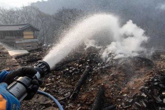 전국 곳곳에 산불이 이어지고 있는 지난 3월 27일 경북 의성군 고운사에서 소방대원들이 잔불을 정리하고 있다. 이번 산불로 국가지정 문화유산 보물로 지정된 고운사 가운루와 연수전 등이 전소됐다. 뉴스1