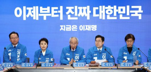 윤여준 더불어민주당 상임 총괄선거대책위원장(가운데)이 2일 오전 서울 여의도 중앙당사에서 열린 중앙선거대책위원회의에서 모두 발언을 하고 있다. 사진=뉴스1