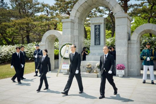 대선 출마를 선언한 한덕수 전 국무총리가 2일 서울 동작구 국립서울현충원을 찾아 학도의용군 무명용사탑 참배 뒤 이동하고 있다. (한덕수 캠프 제공) /사진=뉴스1화상