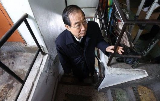 한덕수 전 국무총리가 지난해 창신동 쪽방촌을 방문해 위로하고 있다. [연합뉴스]