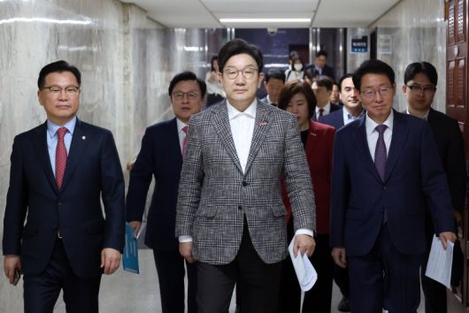 권성동 국민의힘 원내대표가 2일 서울 여의도 국회에서 열린 원내대책회의에 참석하고 있다. 뉴시스